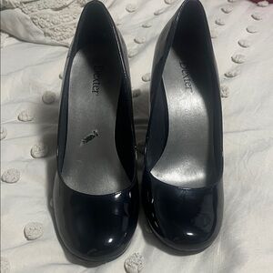 Dexter black Round-Toe Heels 8.5